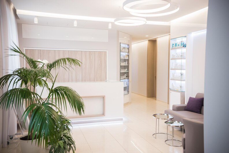 [fpdl.in]_interior-clinica-cosmetologia-recepcion-colores-claros-beige_274719-5371_medium